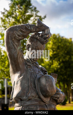 Regno Unito, County Durham, Bishop Auckland, Princes St, Statua di Stan Lauren, chi come Stanley Jefferson fu battezzata nella città, da South Shields artista B Foto Stock