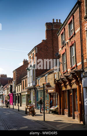 Regno Unito, County Durham, Bishop Auckland, Fore Bondgate, piccoli negozi di alimentari indipendenti in strada storica Foto Stock