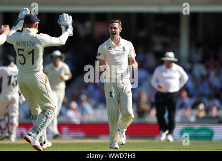 L'Inghilterra del Chris Woakes celebra tenendo il paletto dell'Australia Mitchell Marsh solo per essere rovesciato su di una sfera di non durante il giorno quattro della quinta prova la corrispondenza alla Kia ovale, Londra. Foto Stock