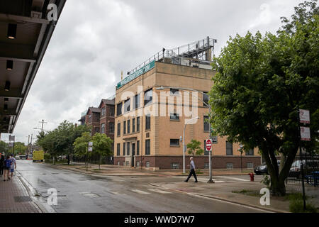 Wrigley tetti posti sui tetti delle case vicine waveland avenue Wrigley Field Chicago Illinois USA Foto Stock