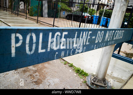 Linea di polizia non croce in legno di colore blu barriera di sicurezza vicino a Wrigley Field Chicago Illinois USA Foto Stock