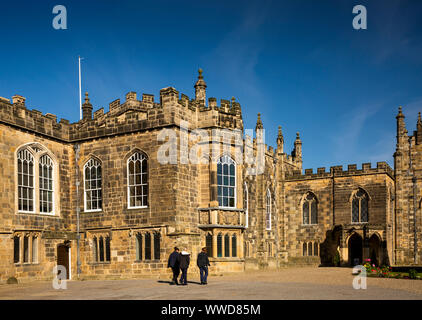 Regno Unito, County Durham, Bishop Auckland, Castello, persone che camminano verso l'entrata Foto Stock