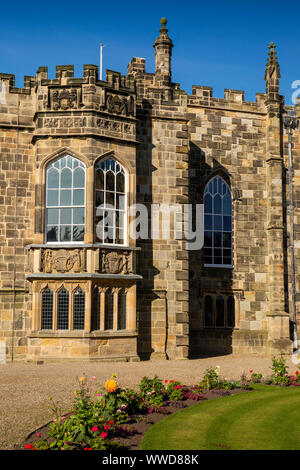 Regno Unito, County Durham, Bishop Auckland, Castello, lunga sala da pranzo finestra, rimaneggiata nel 1791 da James Wyatt per Vescovo Shute Barrington Foto Stock