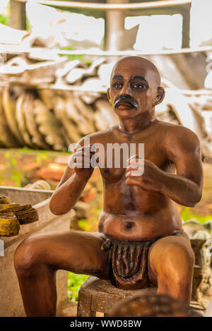 Una varietà di locali di argilla fatti a mano in ceramica e arredamento di casa venduta in ceramica Kumbhar Studio in Goa in India Foto Stock