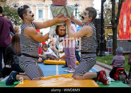 Mosca, Russia. 14 Settembre, 2019 artisti circensi contribuiscono a rendere una bambina somersault durign un festival di Stato russo Circus Azienda sul Boulevard Ring per il centenario del circo russo nel centro città di Mosca, Russia Foto Stock