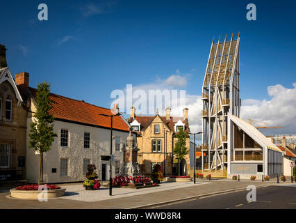 Regno Unito, County Durham, Bishop Auckland, il mercato, il Memoriale di guerra e 29m alta torre di Auckland Foto Stock