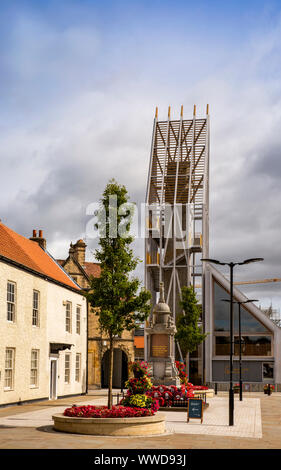 Regno Unito, County Durham, Bishop Auckland, il mercato, il Memoriale di guerra e 29m alta torre di Auckland Foto Stock