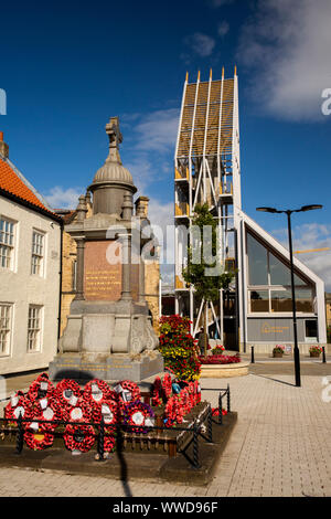 Regno Unito, County Durham, Bishop Auckland, il mercato, il Memoriale di guerra e 29m alta torre di Auckland Foto Stock