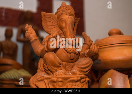 Signore indù Ganesh argilla idolo di argilla venduto in Goa in India in occasione del Ganesh Chaturthi festival Foto Stock