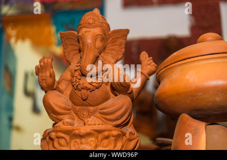 Signore indù Ganesh argilla idolo di argilla venduto in Goa in India in occasione del Ganesh Chaturthi festival Foto Stock