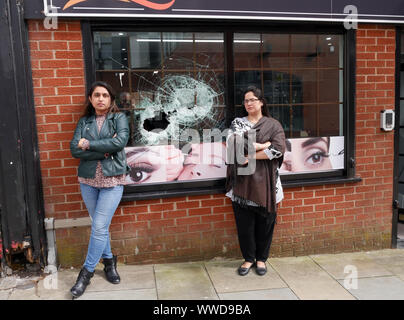 Vetrina asiatica vandalizzata nel nord dell'Inghilterra UK Foto Stock