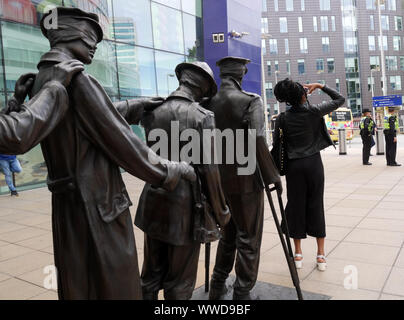 Victory over Blindness è una scultura in bronzo a Manchester, Inghilterra, di Johanna Domke-Guyot. E' sulla Piccadilly Approach Railway Station. Foto Stock