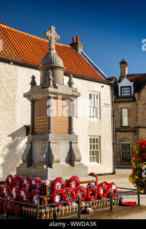 Regno Unito, County Durham, Bishop Auckland, luogo di mercato, papavero ghirlande al Memoriale di guerra Foto Stock