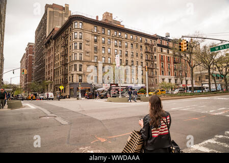 Persone non identificate sulla strada di New York, Stati Uniti d'America Foto Stock