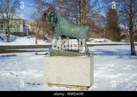 SAVONLINNA, Finlandia - 03 Marzo 2018: Monumento alla ram di nero che ha salvato la Olavinlinna fortezza su una soleggiata giornata di marzo Foto Stock