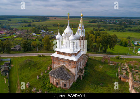 Intercessione la chiesa su un settembre giornata nuvolosa (ripresa da un quadrocopter). Il villaggio di Dunilovo. Nella regione di Ivanovo, Russia Foto Stock