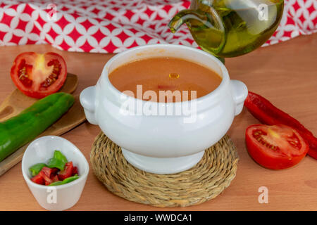 Gazpacho. Di stile Spagnolo zuppa di pomodori e altri ortaggi e legumi e spezie, servito freddo. Foto Stock