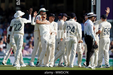 Inghilterra è Joe root (terza a sinistra) celebra tenendo il paletto dell'Australia Mitchell Marsh durante il giorno quattro della quinta prova la corrispondenza alla Kia ovale, Londra. Foto Stock