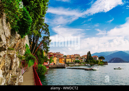 Vicolo lungo il lago di Como a Varenna città, regione Lombardia, Italia Foto Stock