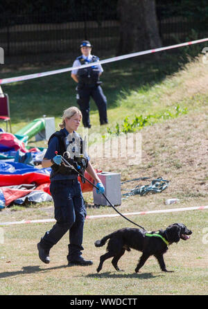 La polizia cerca nel parco del Cinquantenario, Edmonton, seguendo il fatale accoltellato di un 29-anno-vecchio uomo. Festa di compleanno gli ospiti per partecipare ad un party presso il vicino-da vecchi Edmontonians FC clubhouse, sat sul malintenzionato sospetti fino a quando la polizia è arrivata dopo l attentato di Londra Nord, una testimonianza ha rivendicato. Foto di PA. Picture Data: domenica 15 settembre, 2019. Vedere PA storia di Edmonton di polizia . Foto di credito dovrebbe leggere: Rick Findler/PA FILO Foto Stock