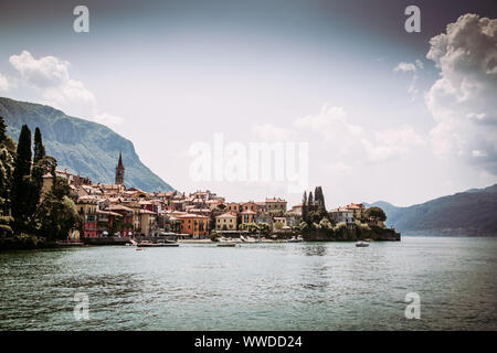 Immagine filtrata di Varenna città visto dal lago di Como in Italia Foto Stock