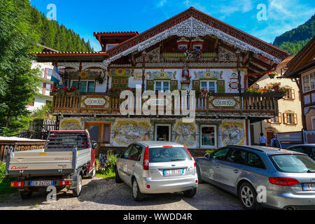 Fancy dipinte in legno edifici, le Dolomiti italiane intorno a Canazei, Sud Tirolo, Alpi Italiane, Italia Foto Stock