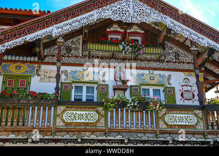 Fancy dipinte in legno edifici, le Dolomiti italiane intorno a Canazei, Sud Tirolo, Alpi Italiane, Italia Foto Stock