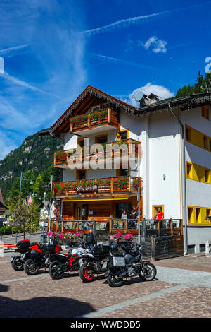 Fancy dipinte in legno edifici, le Dolomiti italiane intorno a Canazei, Sud Tirolo, Alpi Italiane, Italia Foto Stock