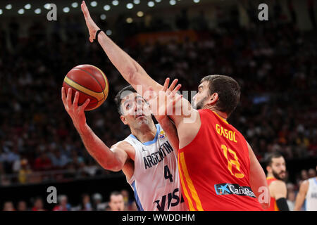 Pechino, Cina. Xv Sep, 2019. Luis Scola (L) dell'Argentina compete contro Marc Gasol della Spagna durante la partita finale tra Spagna e Argentina al 2019 FIBA di Coppa del Mondo a Pechino, capitale della Cina, Sett. 15, 2019. Credito: Meng Yongmin/Xinhua/Alamy Live News Foto Stock