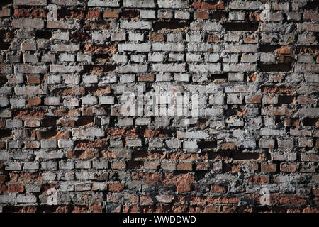 Il vecchio muro di mattoni texture. La parete, realizzati con vecchi mattoni rossi, oscurato da vecchiaia. Vintage antico muro di mattoni in background. Muro di mattoni sfondo Foto Stock