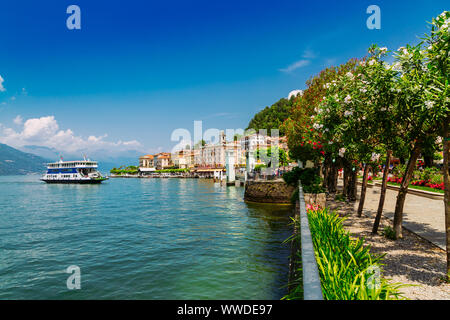 Vista sul lago di Como shore a Bellagio città, regione Lombardia in Italia Foto Stock