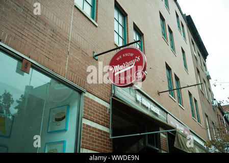 Il segno per entrare in Murrays negozio di formaggi, uno di America più lunga durata di negozi del suo genere. Una popolare attrazione turistica nel West Village Foto Stock