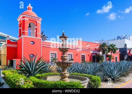 Cancun, Messico. Edificio in stile coloniale e aloe vera plantation, Cancun, Messico, la penisola dello Yucatan. Foto Stock