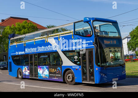 Una linea grigia tourist a sommità aperta (bus Münchener Stadtrundfahrten) di Monaco di Baviera, Germania. Foto Stock