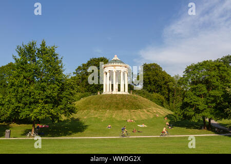 Monopteros, una in stile greco tempio fu progettato da Leo von Klenze in Englischer Garten (giardino inglese) di Monaco di Baviera, Germania. Foto Stock