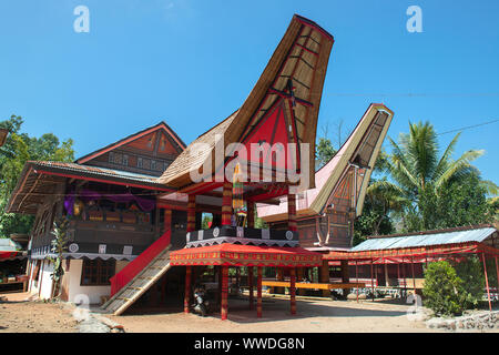 Alang tradizionale granaio di riso, Rantepao Tana Toraja, Sulawesi meridionale, Indonesia . Alang case hanno un segno distintivo di forma a scafo. Foto Stock