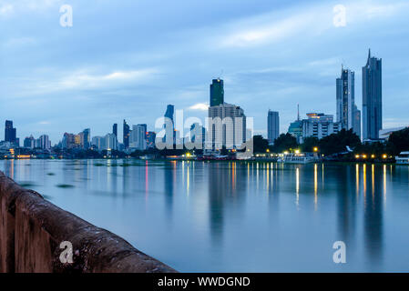 Bellissimo paesaggio cittadino di Bangkok in Thailandia centro business district alla mattina tempo Foto Stock