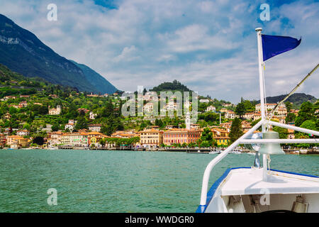 Menaggio città visto dal traghetto sul Lago di Como, la regione Lombardia in Italia Foto Stock