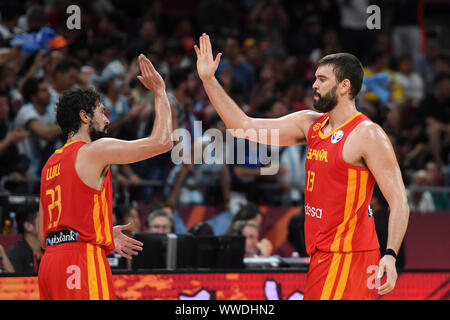 Pechino, Cina. Xv Sep, 2019. Marc Gasol (R) di Spagna tubicini mani con il compagno di squadra Sergio Lullo durante la partita finale tra Spagna e Argentina al 2019 FIBA di Coppa del Mondo a Pechino, capitale della Cina, Sett. 15, 2019. Credito: Ju Huanzong/Xinhua/Alamy Live News Foto Stock