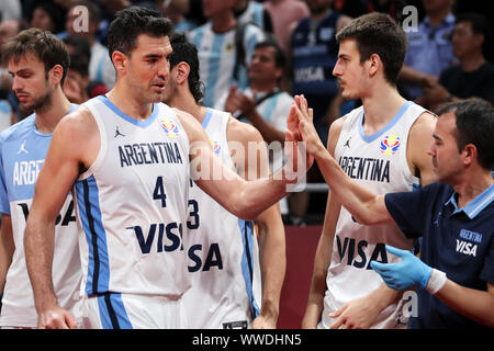 Pechino, Cina. Xv Sep, 2019. Luis Scola anteriore (L) dell'Argentina passeggiate fuori dalla Corte durante la partita finale tra Spagna e Argentina al 2019 FIBA di Coppa del Mondo a Pechino, capitale della Cina, Sett. 15, 2019. Credito: Meng Yongmin/Xinhua/Alamy Live News Foto Stock