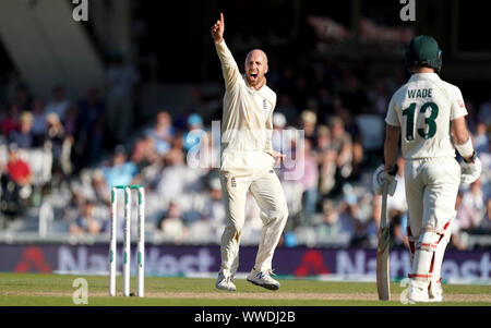 L'Inghilterra del martinetto Leach celebra tenendo il paletto di Australia Tim Paine durante il giorno quattro della quinta prova la corrispondenza alla Kia ovale, Londra. Foto Stock