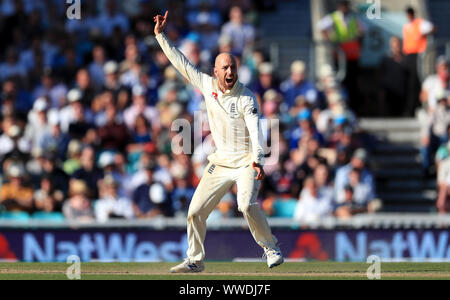 L'Inghilterra del martinetto Leach celebra tenendo il paletto di Australia Tim Paine durante il giorno quattro della quinta prova la corrispondenza alla Kia ovale, Londra. Foto Stock