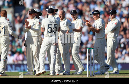 L'Inghilterra del martinetto Leach celebra tenendo il paletto di Australia Tim Paine durante il giorno quattro della quinta prova la corrispondenza alla Kia ovale, Londra. Foto Stock