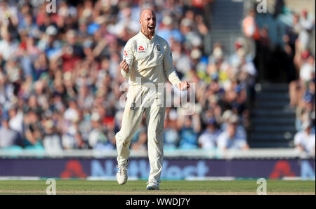 L'Inghilterra del martinetto Leach celebra tenendo il paletto di Australia Tim Paine durante il giorno quattro della quinta prova la corrispondenza alla Kia ovale, Londra. Foto Stock