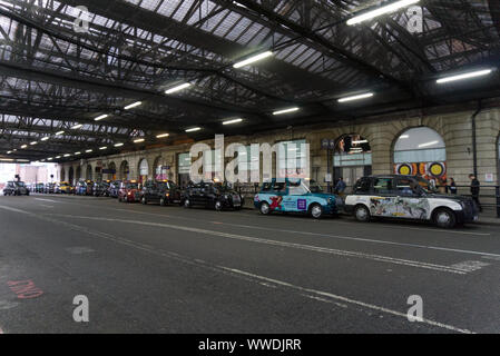 La stazione di Waterloo, London, Regno Unito - 12 Aprile 2019: linea di taxi appena fuori la stazione ferroviaria di Waterloo per prelevare i clienti Foto Stock