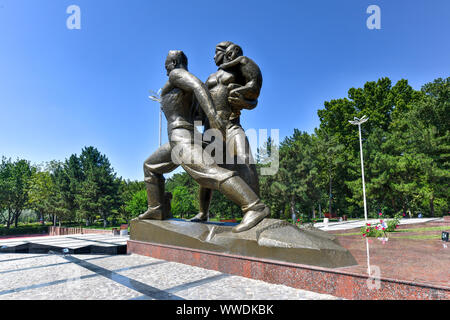 Tashkent, Uzbekistan - Luglio 8, 2019: 'Monument di coraggio" o di terremoto complesso memoriale dedicato alla rettifica delle conseguenze di un devastat Foto Stock