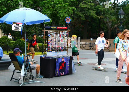 L'uomo vendita di resistenza e anti-Trump pulsanti, magneti per il frigo e gli adesivi in Washington Square Park a Manhattan su luglio 26th, 2019 a New York, Stati Uniti d'America Foto Stock