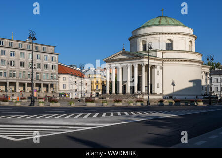 Tre Croci quadrato (Polacco: Plac Trzech Krzyzy) con Sant Alessandro chiesa nel centro della città di Varsavia in Polonia. Foto Stock