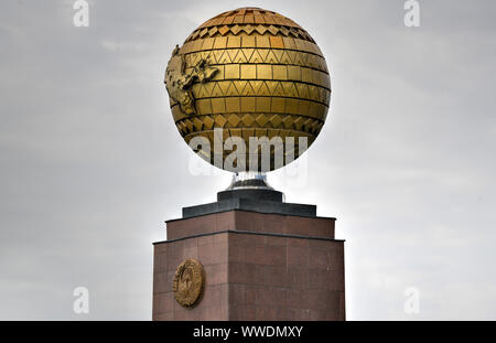 Indipendenza monumento e la Beata Madre a Piazza Indipendenza a Tashkent, Uzbekistan. Foto Stock