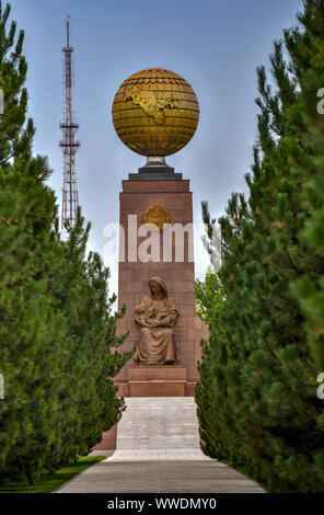 Indipendenza monumento e la Beata Madre a Piazza Indipendenza a Tashkent, Uzbekistan. Foto Stock